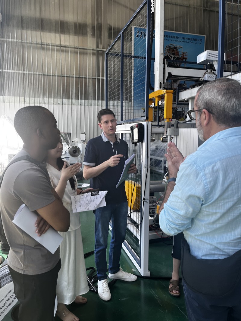 Des clients brésiliens visitent la machine de fabrication de ruban adhésif plat de HWYAA Plastic Machinery