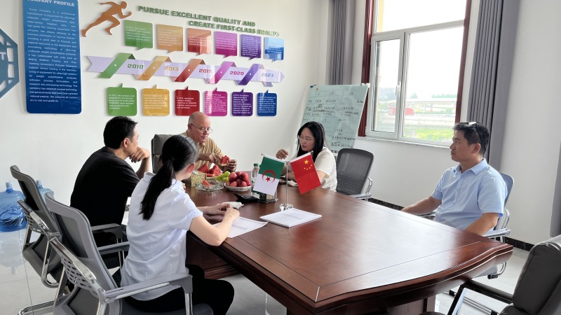 Clientes argelinos visitan la línea de producción de cintas de riego por goteo en tiras de nuestra fábrica