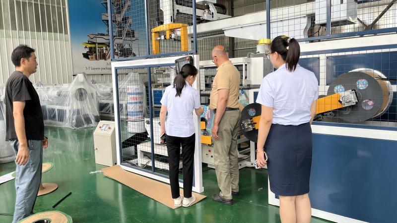 Clientes argelinos visitan la línea de producción de cintas de riego por goteo en tiras de nuestra fábrica