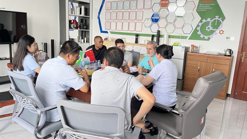 Des clients brésiliens visitent la machine de fabrication de ruban adhésif plat de HWYAA Plastic Machinery