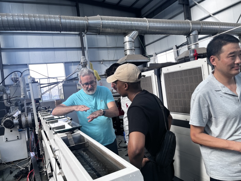 Clientes brasileños visitan la máquina para fabricar cintas de goteo planas de HWYAA Plastic Machinery