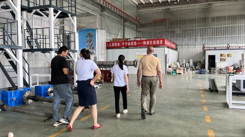 Des clients algériens visitent la ligne de production de rubans d'irrigation goutte à goutte de notre usine